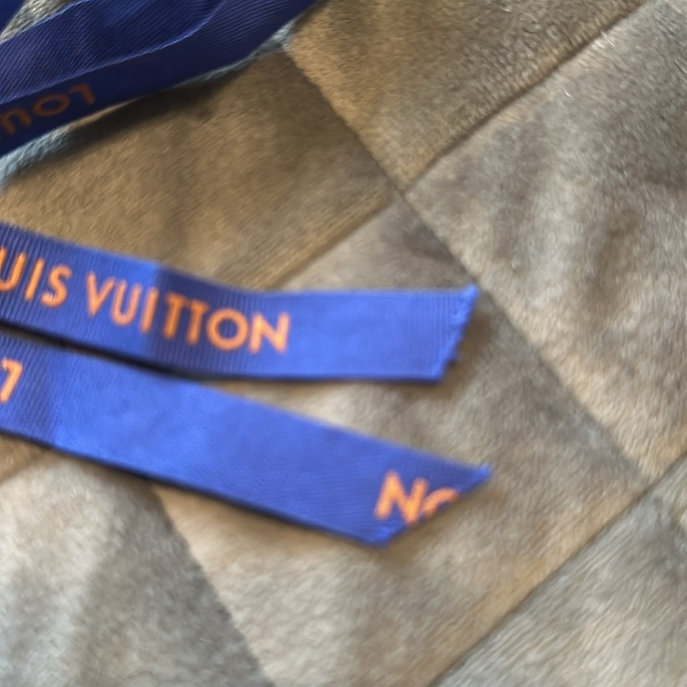 Louis Vuitton Ribbon - Picture 2 of 4